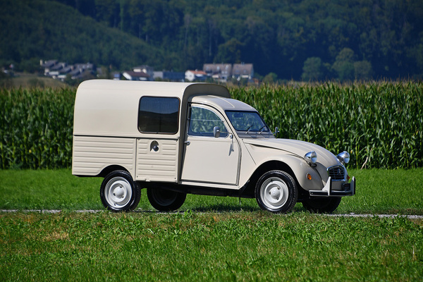 Bild: Citroën 2CV AK 400 (1974) - Lot 01 an der Oktober-Versteigerung der Oldtimer Galerie am 12. Oktober 2024
