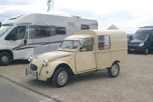 Citroën 2CV AK 400 (1975) – zwischen Wohnmobilen und Transportern auf dem Verkaufsgelände – Veterama Mannheim 2022