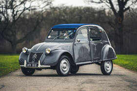 Citroën 2CV AZL (1957) - als Lot 421 an der Silverstone Auctions Race Retro Versteigerung 2021
