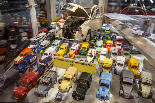 Citroën 2CV Modelle in allen Grössen - Rétromobile Paris 2016