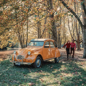 Citroën 2CV im Jahr 1970 in einer für die damalige Zeit typische Farbe Citroën 2CV im Jahr 1970 in einer für die damalige Zeit typische Farbe