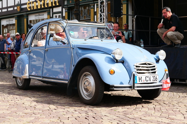 Citroën 2CV von 1985. Nicht die Einzige im Starterfeld, aber Moderator Andy Schwietzer ist hingerissen von diesem schönen Exemplar, zu Recht – Einbecker Oldtimertage 2025