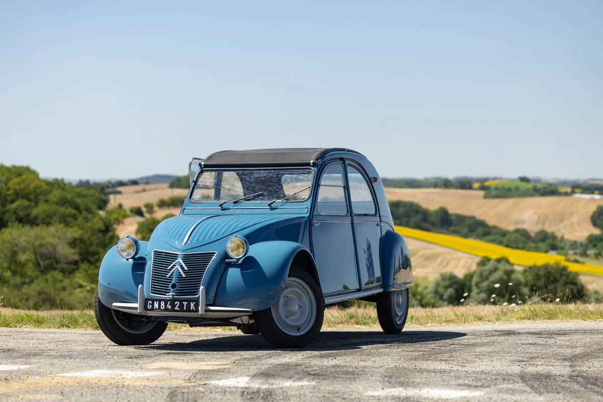Citroën 2cv AZ (1960) - Lot 204 an der Artcurial „Automobiles sur les Champs" Versteigerung 2024