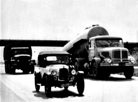 Citroën 5 CV (1922) - selbst schwere Brummis überholen den 5 CV im Jahr 1965