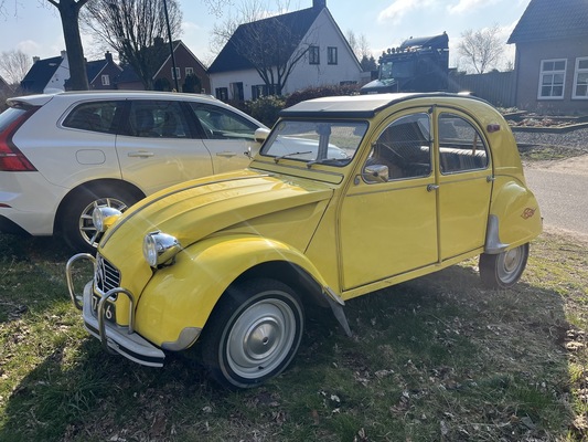 Citroën A-Markt in Liempde NL, 15. März 2025 – Citroën 2CV (1968) mit Robri-Kotflügelecken