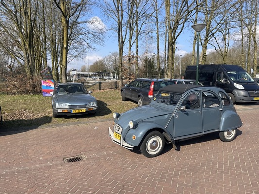 Citroën A-Markt in Liempde NL, 15. März 2025 – Citroën 2CV (1985) – Ente trifft grosse Schwester CX