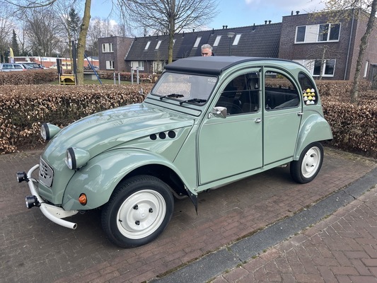 Citroën A-Markt in Liempde NL, 15. März 2025 – Citroën 2CV-Sahara-Mimikry
