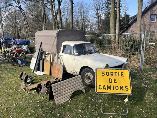Citroën A-Markt in Liempde NL, 15. März 2025 – Peugeot 404 Camionette (1970) – Das Schild fehlt nun auf irgendeiner Baustelle