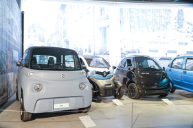 Citroën Ami (2022) - moderner Kleinstwagen, daneben der Renault Twizy und ein Prototyp des Microlino - Microcars-Sonderschau Pantheon 2022/2023