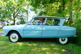Citroën Ami 6: Die französische Lässigkeit strahlt auf das Treffen in Bockhorn ab. – Bockhorner Oldtimermarkt 2025