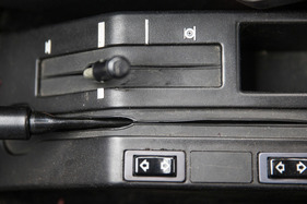 Citroën BX 4 TC (1986) - am Hebel in der Miete verstellt man die Fahrzeughöhe