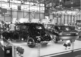 Citroën BX - neben einem Citroën Traction Avant - gefeiert werden 50 Jahre Vorderradantrieb und 100 Jahre französisches Auto - am Genfer Automobilsalon 1984