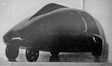 Citroën C1 Goutte d’eau (1953) – Lefèbvres Voisin C6 1923 lässt grüssen: Vorne breite, hinten sehr schmale Spur. Die Längsfinne auf dem Dach wurde beim Prototyp weggelassen