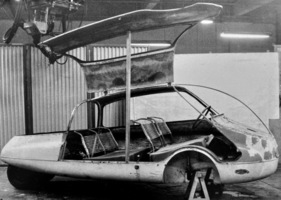 Citroën C1 Goutte d’eau (1953) – Mehr oder weniger praktischer Einstieg. Gut sichtbar der Einschnitt für die abklappbare Windschutzscheibe. Die Kofferraumdeckel fehlen Citroën C1 Goutte d’eau (1953) – Mehr oder weniger praktischer Einstieg. Gut sichtbar der Einschnitt für die abklappbare Windschutzscheibe. Die Kofferraumdeckel fehlen