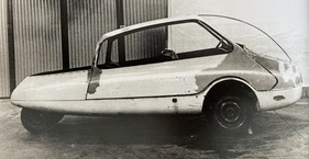 Citroën C1 Goutte d’eau (1953) – Untere Schalenhälfte: Chassis. Obere Hälfte: Karosserie. Die Gepäckraumklappen fehlen noch Citroën C1 Goutte d’eau (1953) – Untere Schalenhälfte: Chassis. Obere Hälfte: Karosserie. Die Gepäckraumklappen fehlen noch