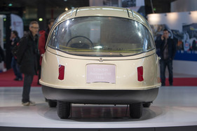 Citroen C10 (1956) - den Gesetzen der Aerodynamik gehorchend ist der Radstand hinten schmaler - an der Rétromobile Paris 2014