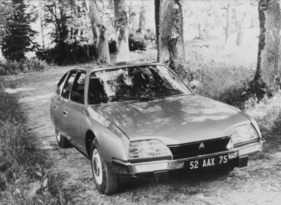 Citroën CX 2000 (1975) – Trotz niedrigem Dachhimmel stiess man dank exzellenter Federung auch auf Holperpisten nicht mit dem Kopf an