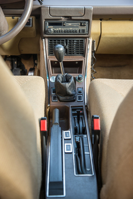 Citroën CX 2400 GTI (1981) - Die Handbremse wirkt beim CX in typischer Citroën-Manier auf die Vorderräder