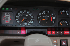 Citroën CX 25 GTi (1987) - links der Kontrollmonitor für offene Türen und Heckkappe