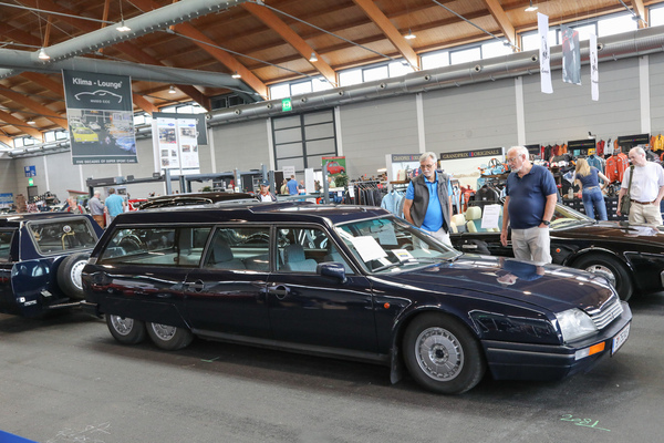 Citroën CX Loadrunner 1 (1992) - Dreiachser mit passendem Anhänger, im Overnight-Verkehr zwischen Frankfurt und Mailand für den Transport von Zeitungen eingesetzt - Klassikwelt Bodensee 2024