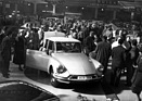 Citroen DS 19 (1956) - der Neuankömmling wird vom Publikum umringt - Genfer Autosalon 1956
