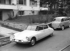 Citroën DS 19 (1956) - der Testwagen vor einem Fiat Multipla