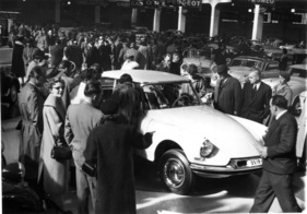 Citroën DS 19 (1956) - die Hydraulik wird dem Publikum präsentiert - Genfer Autosalon 1956