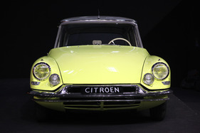 Citroën DS 19 (1956) - mit Zusatzscheinwerfern aus dem Zubehör (Rétromobile 2013) Citroën DS 19 (1956) - mit Zusatzscheinwerfern aus dem Zubehör (Rétromobile 2013)