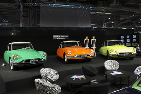 Citroën DS 19 (1956) - sogar die Kleidchen der beiden Damen wurden "nachgebaut" - auf dem DS-Stand von Lukas Hüni (Rétromobile 2013) (1956)
