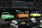 Citroën DS 19 (1956) - sogar die Kleidchen der beiden Damen wurden "nachgebaut" - auf dem DS-Stand von Lukas Hüni (Rétromobile 2013)