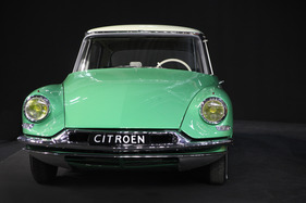 Citroën DS 19 (1956) - vielleicht der schönste der drei, in wundervollem Grünton "Vert Printemps" (Rétromobile 2013) Citroën DS 19 (1956) - vielleicht der schönste der drei, in wundervollem Grünton "Vert Printemps" (Rétromobile 2013)