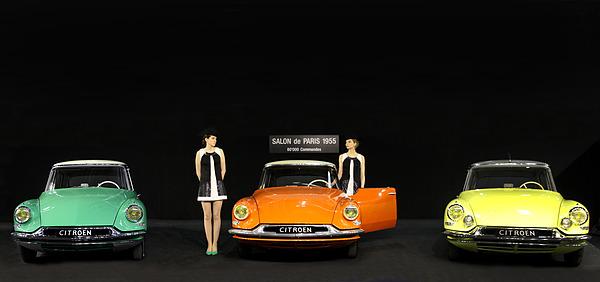 Citroën DS 19 (1956) - zusammen mit ID 19 und einer DS von 1958 (Rétromobile 2013)