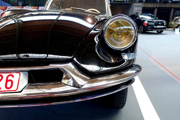 Citroën DS 19 (1958) – Front – Sonderausstellung "Citroën DS – An Icon Turns 70" Autoworld Brüssel