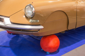 Bild Citroën DS 19 (1959) – in Anlehnung an das berühmte Werbemotiv von Pierre Jahan – Techno Classica 2024