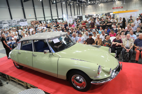 Citroën DS 19 (1961) - als Lot 09 an der Swiss Classic World Versteigerung der Oldtimer Galerie Toffen in Luzern am 3. Juni 2023