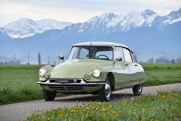 Bild: Citroën DS 19 (1961) - als Lot 09 angeboten an der Swiss Classic World Versteigerung der Oldtimer Galerie Toffen in Luzern am 3. Juni 2023