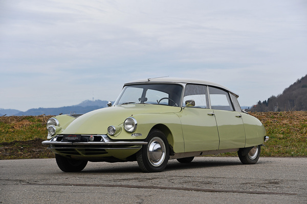 Bild: Citroën DS 19 (1961) - als Lot 42 angeboten an der Versteigerung der Oldtimer Galerie Toffen am 22. März 2025