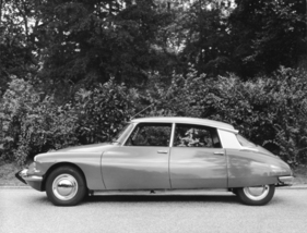 Citroën DS 19 (1965) – Seitenansicht, gut zu sehen die Aufnahme für den "Wagenheber" im Schweller (1965)