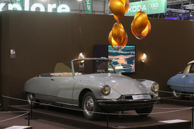 Citroën DS 19 Décapotable (1961) – als Cabriolet auf dem Geburtstagsstand – Rétromobile Paris 2025