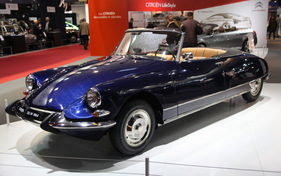 Citroën DS 19 Décapotable (1964) - sah in der dunkelblauen Lackierung besonders attraktiv aus - im Hintergrund der moderne C5-Nachfolger als Prototyp (Rétromobile 2013)