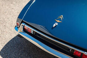 Citroën DS 19 Le Caddy (1962) – Chapron-Signet zwischen Doppelwinkel und Kofferraumschloss