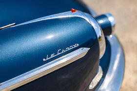 Citroën DS 19 Le Caddy (1962) – Modellschrifttzug auf dem vorderen Kotflügel. Sichtbare Schrauben tun der Eleganz keinen Abbruch
