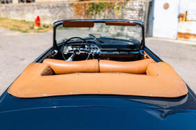 Citroën DS 19 Le Caddy (1962) – Persenning in Ausstattungsfarbe, darunter ein schwarzes Verdeck