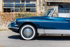 Citroën DS 19 Le Caddy (1962) – Robergel-Radblenden, seitliche Aluminium-Beplankung und die breite Zierleiste auf dem Kotflügel heben den Chapron-Zweisitzer vom Werks-Cabriolet ab