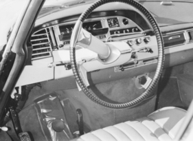 Citroën DS 19 Pallas (1965) – Blick ins Cockpit mit Knopf statt Pedal für die Betriebsbremse und Pedal für die Feststellbremse (1965)