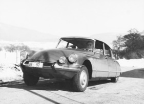 Citroën DS 19 Pallas (1965) – bei scharfem Beschleunigen taucht das Heck tief ein