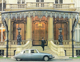 Citroën DS 19 Pallas (1965) – das Luxusmodell vor standesgemässer Kulisse (1965)