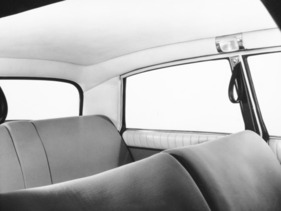 Citroën DS 19 Pallas (1965) – dick gepolsterte Dachholme und gesteppte Armauflage an der Türverkleidung Citroën DS 19 Pallas (1965) – dick gepolsterte Dachholme und gesteppte Armauflage an der Türverkleidung