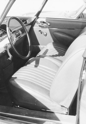 Citroën DS 19 Pallas (1965) – die vordere Sitzreihe, bei Lederpolstern (wie hier) sind die Oberkanten der Türverkleidungen nicht senkrecht abgesteppt (1965)