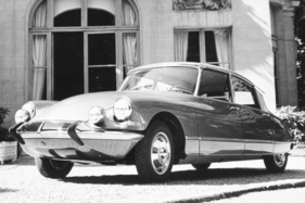 Citroën DS 19 Pallas (1965) – frühes Modell mit den geriffelten "Sombrero"-Radkappen
